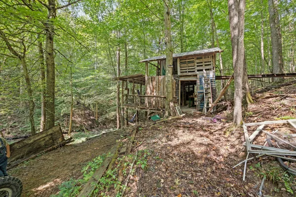a view of a house with backyard