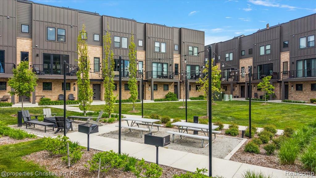 1083 Hampton Circle Detroit, MI 48236 - Photo 6 of 53
