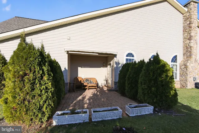 a view of a house with backyard and trees