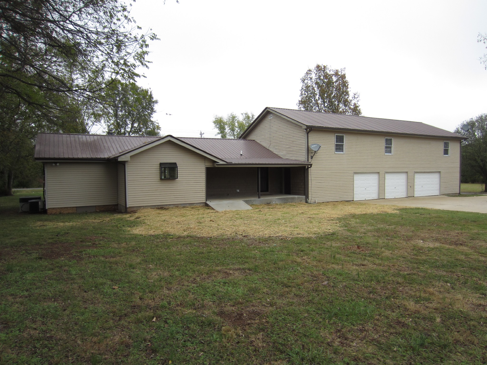 670 Vesta Road Lebanon, TN 37090 - Photo 4 of 20 a house that has a lot of windows in it