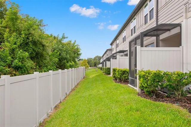 a view of a house with backyard and garden