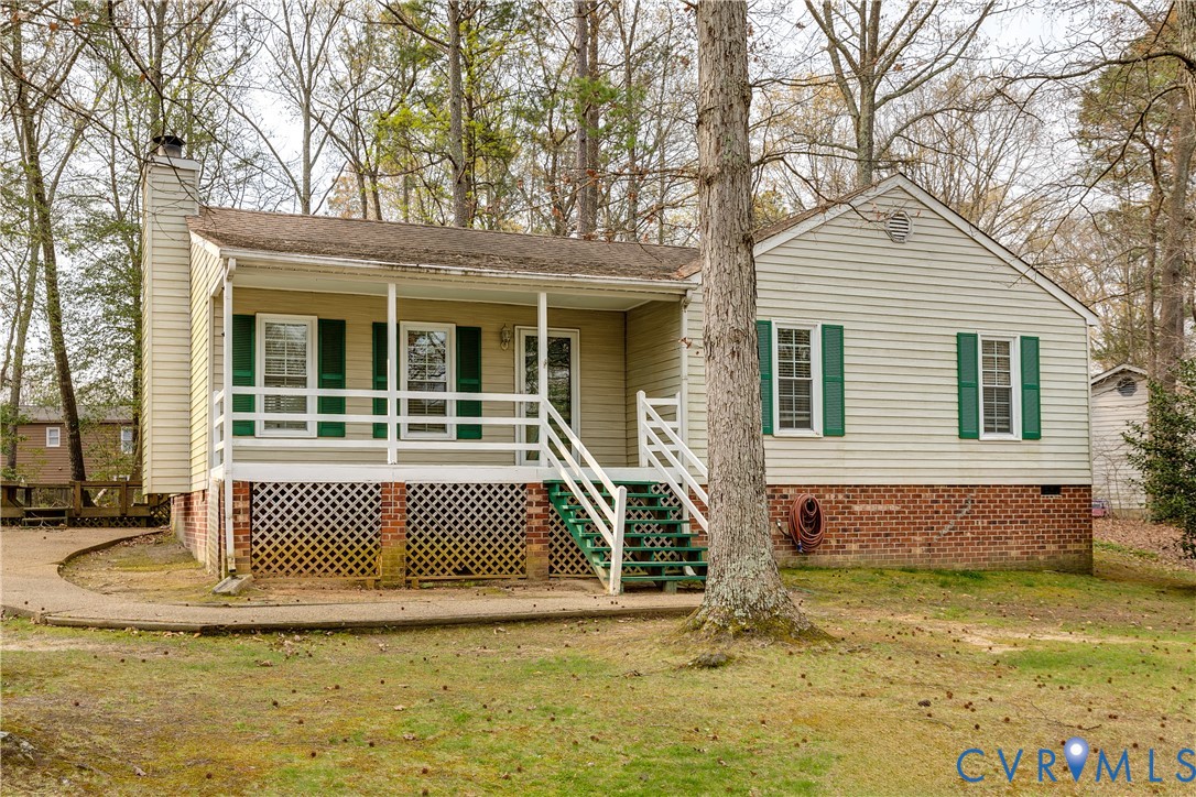 600 Queensway Road Chesterfield, VA 23236 - Photo 1 of 33 a front view of a house with garage