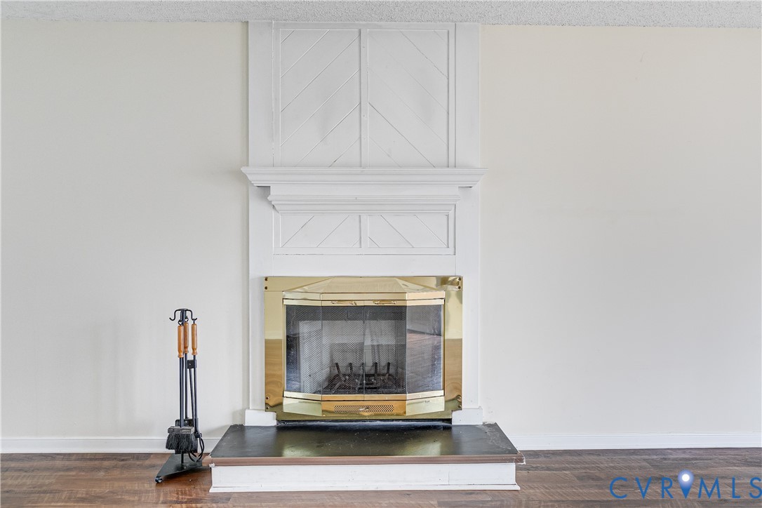 600 Queensway Road Chesterfield, VA 23236 - Photo 15 of 33 a living room with furniture and a fireplace