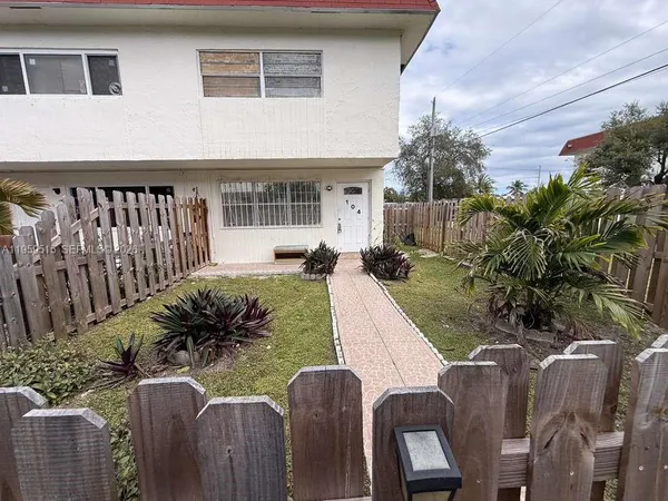 $2,000 | 1520 Northeast 151st Street, Unit 104, Miami, FL 33162