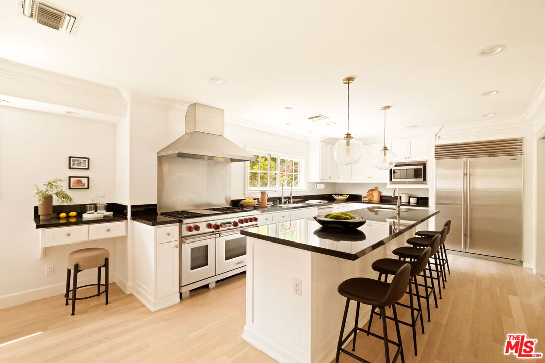 1132 Chantilly Road Los Angeles, CA 90077 - Photo 8 of 22 Gallery Image 8