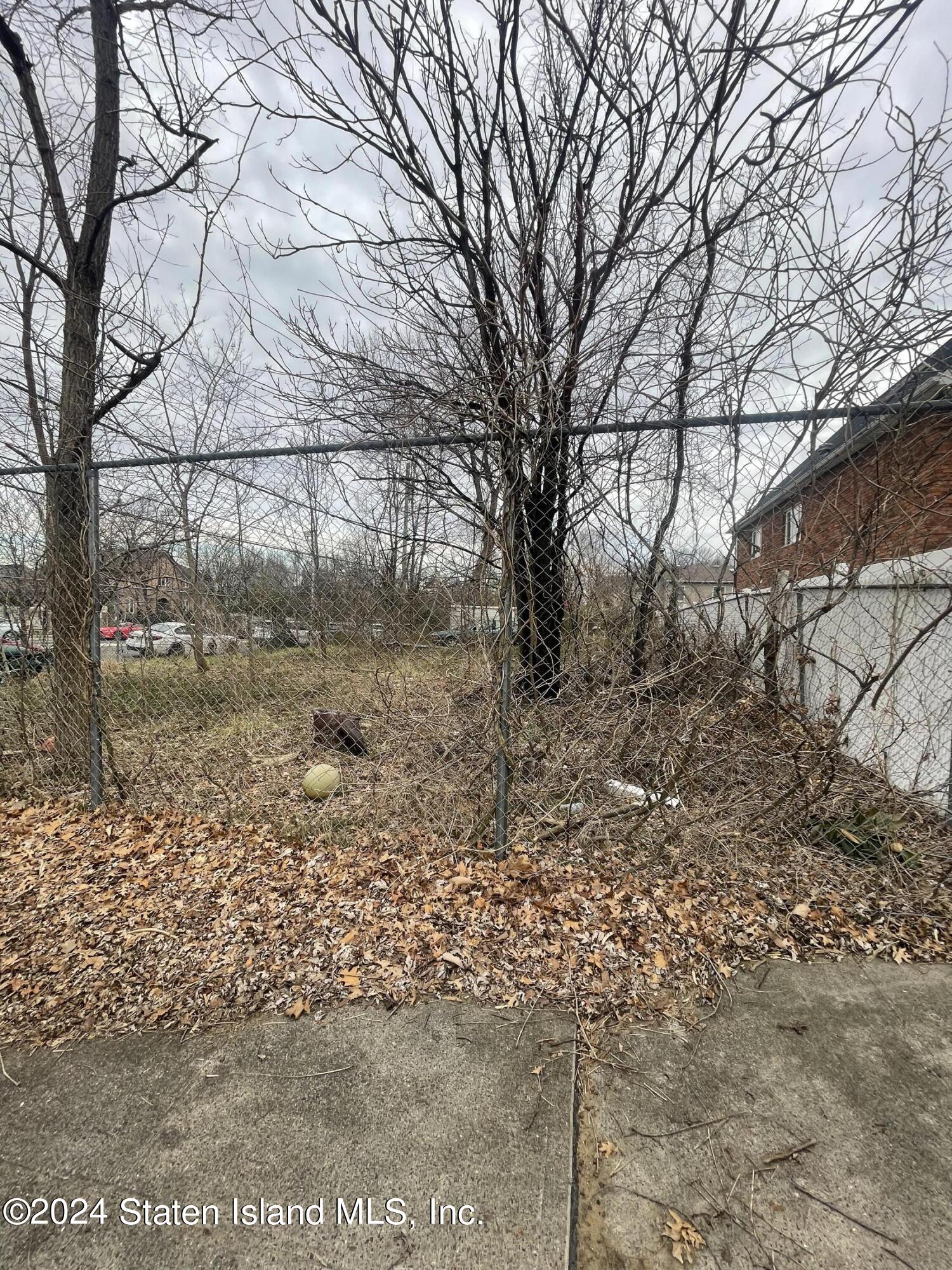 527 Page Avenue Staten Island, NY 10309 - Photo 3 of 7 EFA404FB-CB42-4980-A93C-365F421388CD