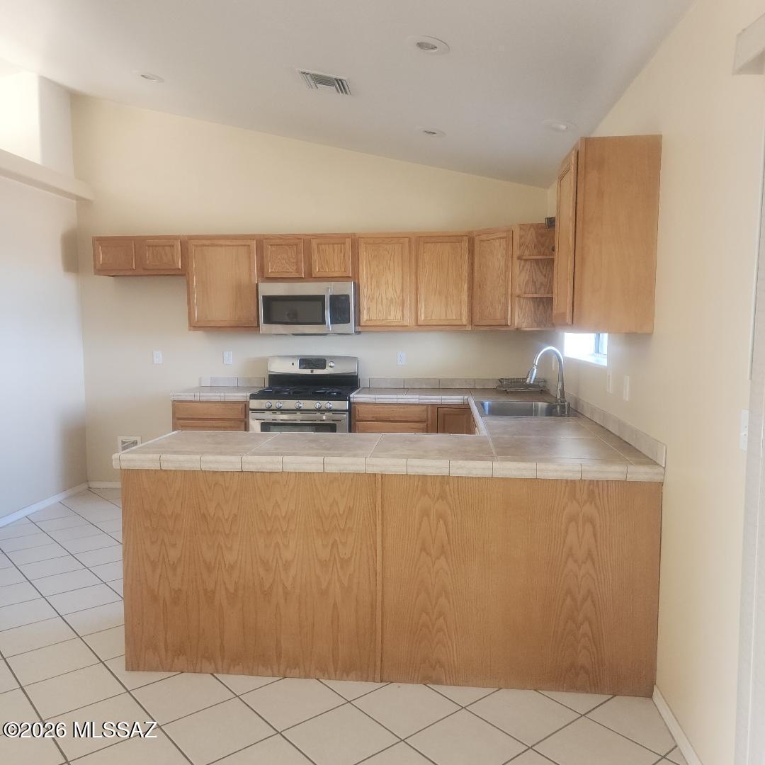 282 Tlaxcala Court Rio Rico, AZ 85648 - Photo 5 of 17 282 Tlaxcala Corte Kitchen