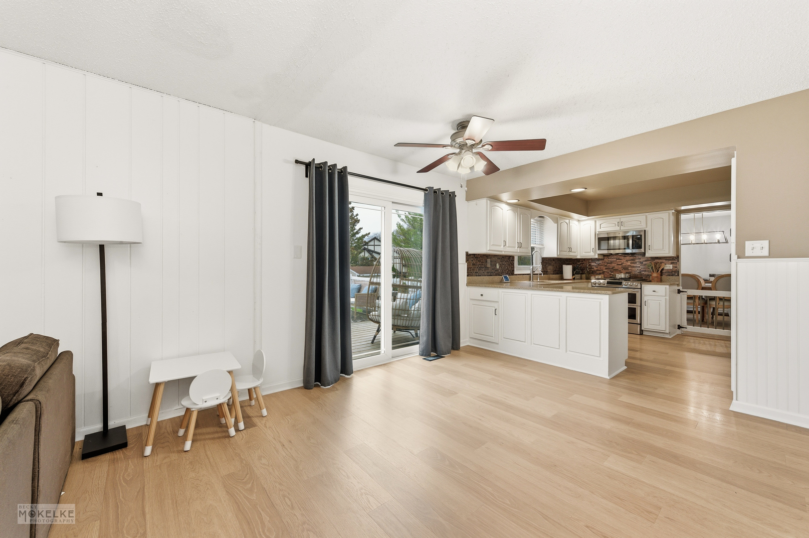 1000 South Raven Road Shorewood, IL 60404 - Photo 13 of 43 a view of kitchen with furniture and wooden floor