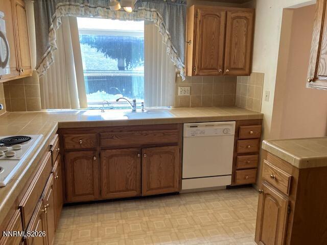 840 Meadow Springs Drive Reno, NV 89509 - Photo 2 of 23 a kitchen with granite countertop a sink and a stove