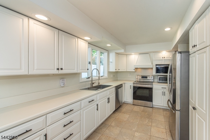 27 Mountain Road Rockaway, NJ 07866 - Photo 11 of 32