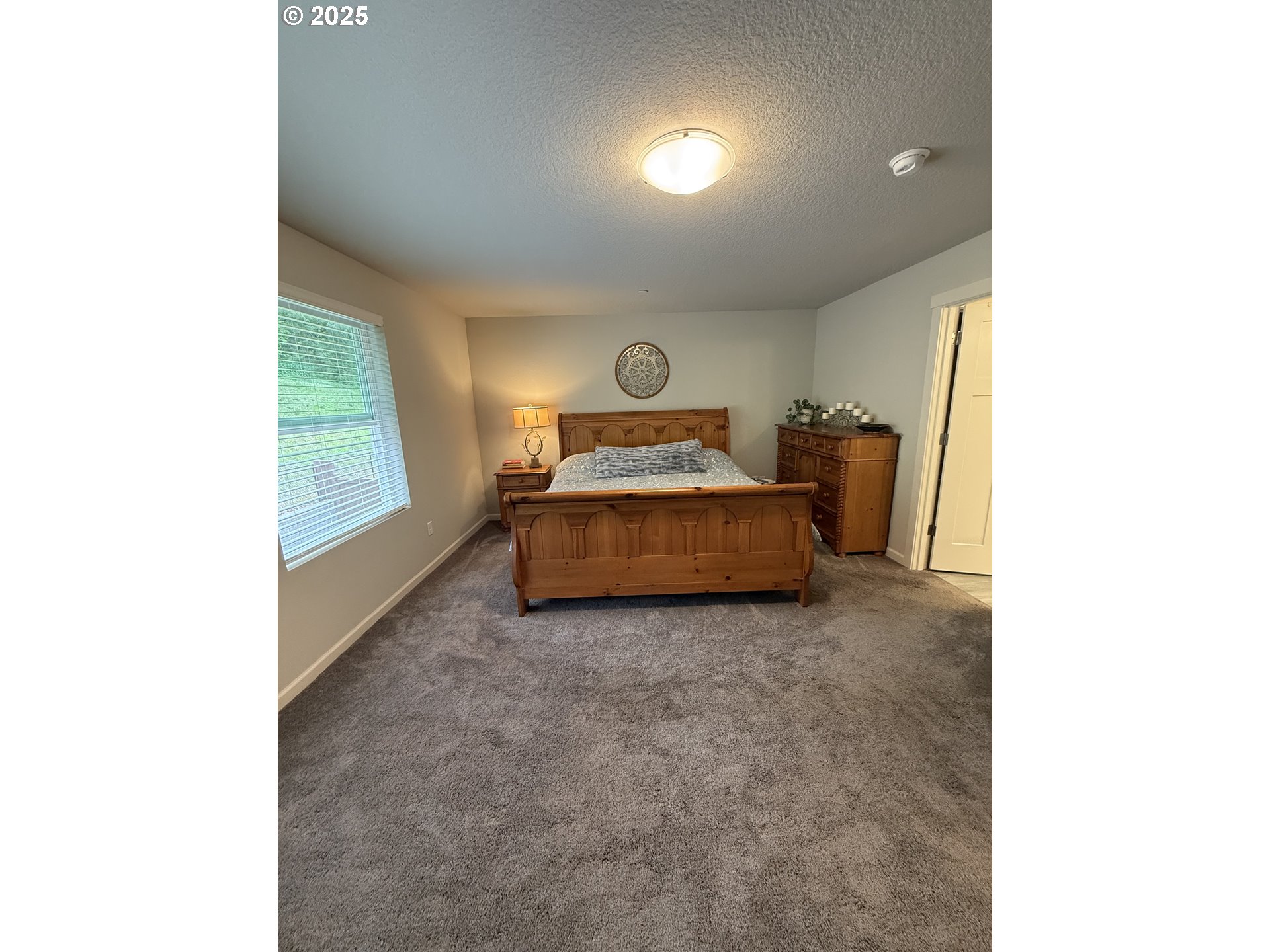 4135 South Canyon View Circle Ridgefield, WA 98642 - Photo 8 of 25 a living room with furniture and a window