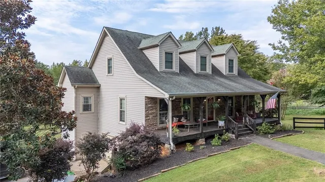 a view of a house with a yard