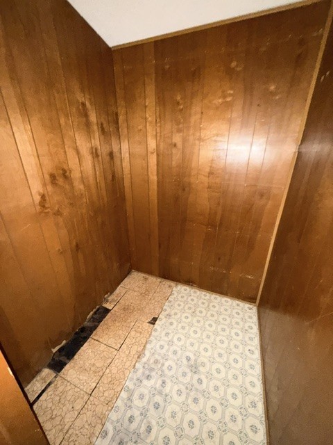 58 Roy Webb Road Huntsville, TX 77320 - Photo 11 of 31 Full bathroom located in the hallway just across from the bedrooms.