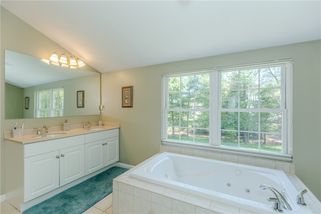 178 Thunder Trail Cranston, RI 02921 - Photo 23 of 49