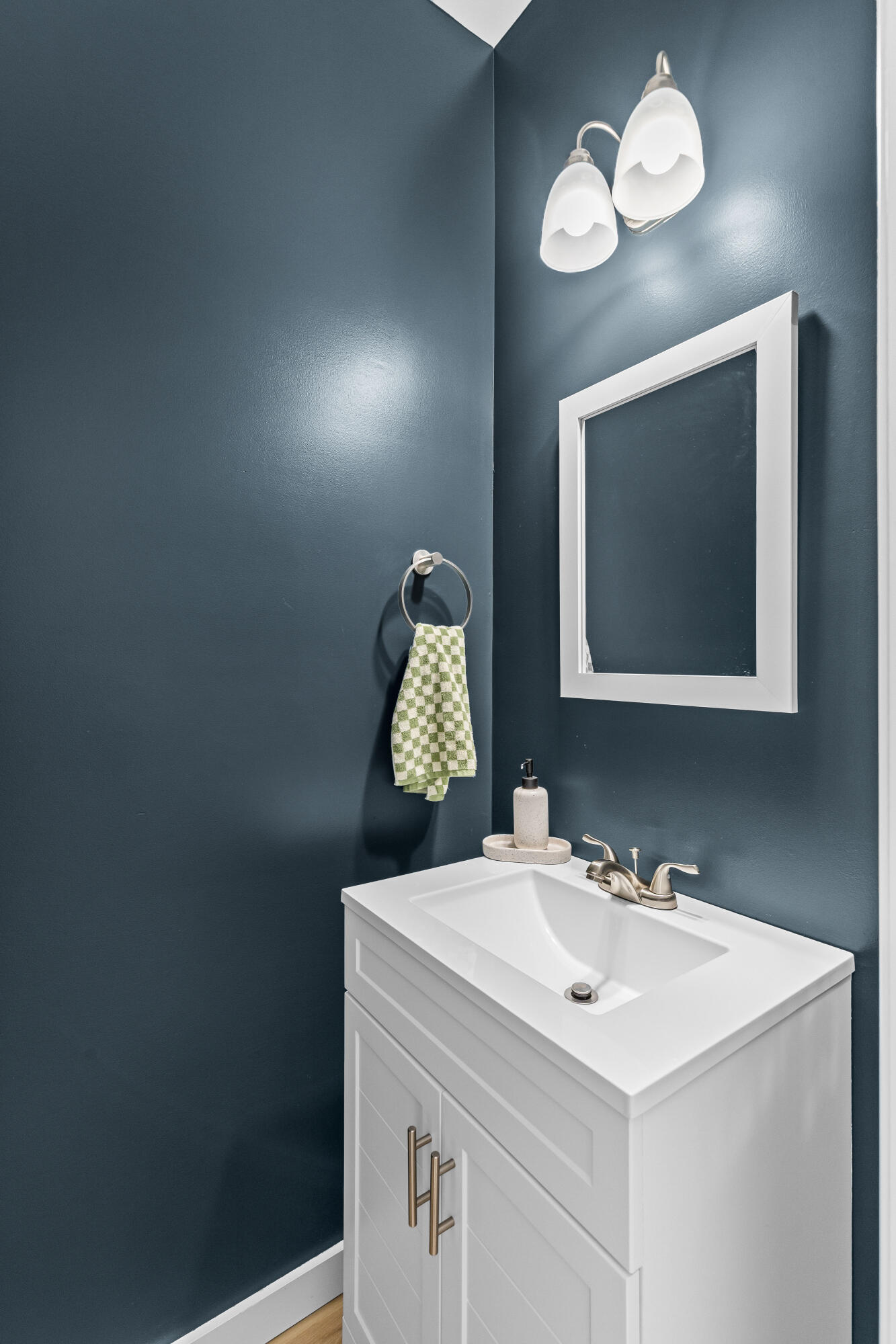 5760 Pilgrim Avenue Hanahan, SC 29410 - Photo 15 of 34 Powder room