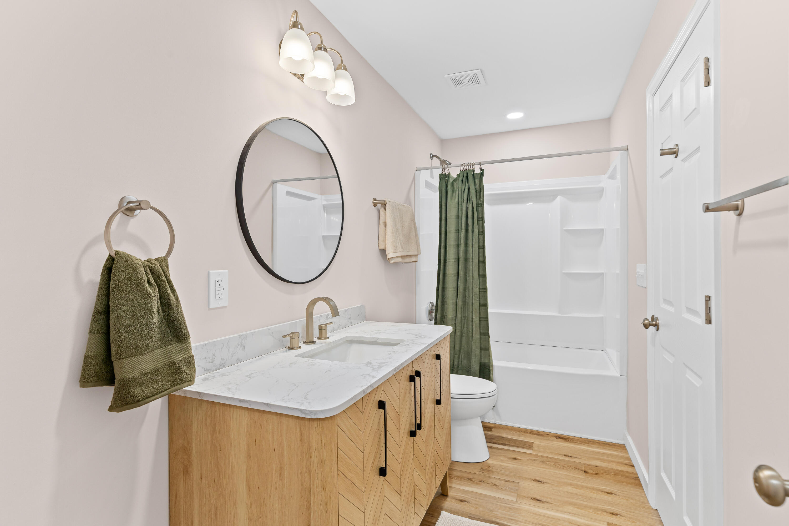 5760 Pilgrim Avenue Hanahan, SC 29410 - Photo 29 of 34 Guest bathroom