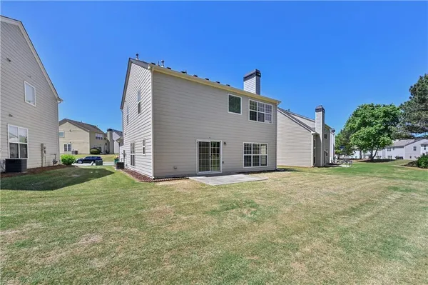 a view of a house with a yard