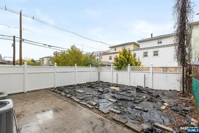 a view of a backyard