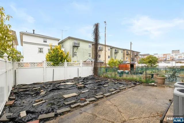a view of a back yard