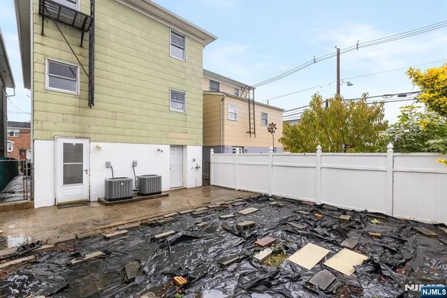 a view of a house with a backyard