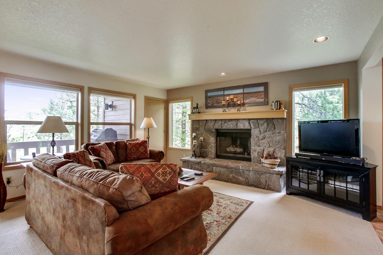 57321 Beaver Ridge Loop, Unit 1 Sunriver, OR 97707 - Photo 15 of 28 Ridge Condo 1 living room