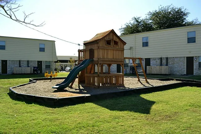 $605 | 514 Southeast Gardens Boulevard, Burleson, TX 76028