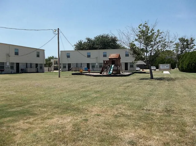 $605 | 514 Southeast Gardens Boulevard, Burleson, TX 76028