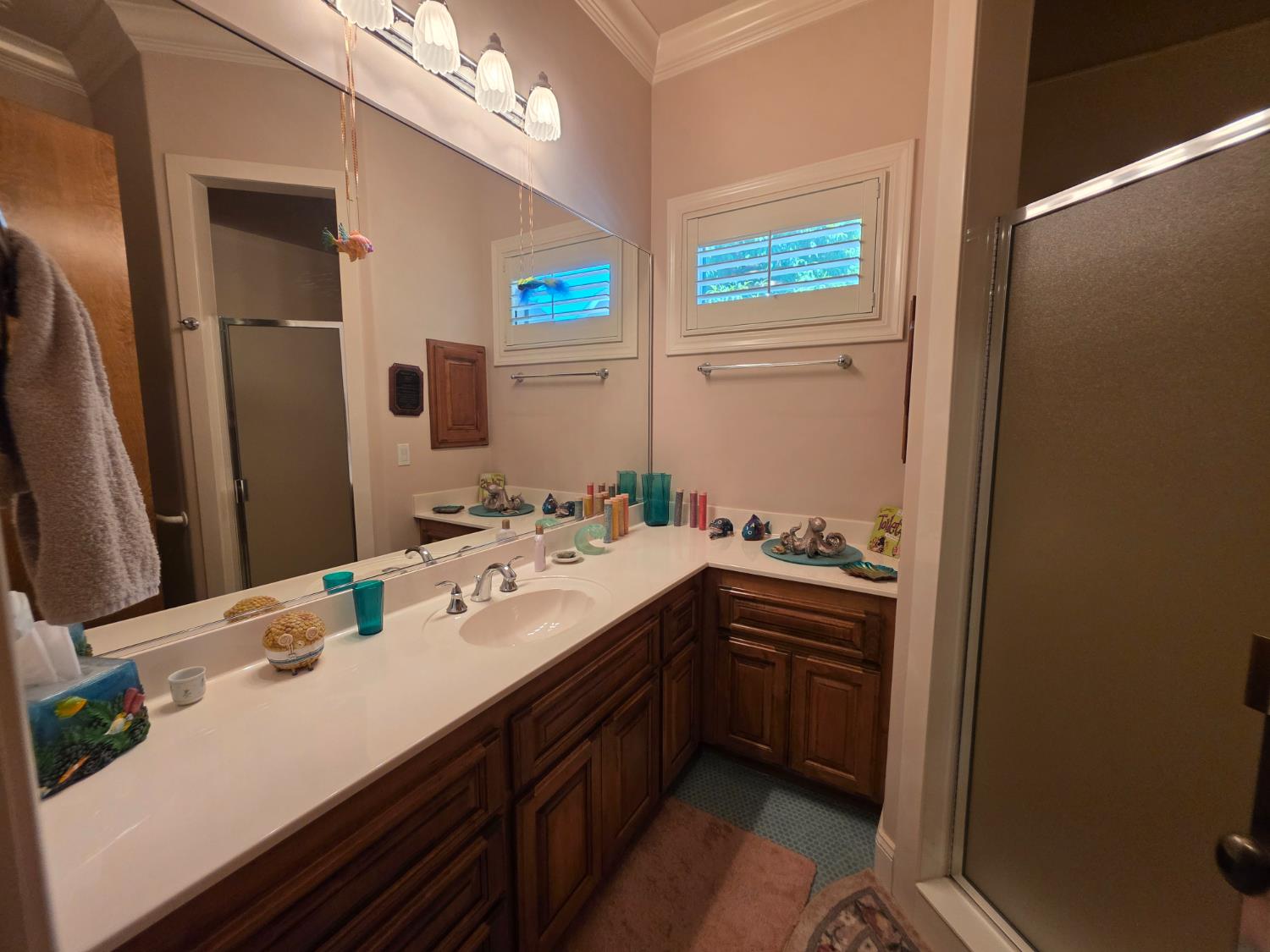 1072 Rorden Avenue Selma, CA 93662 - Photo 17 of 40 a kitchen with a sink and cabinets