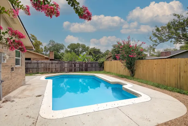 $2,400 | 15507 Sierra Valle Drive, Houston, TX 77083