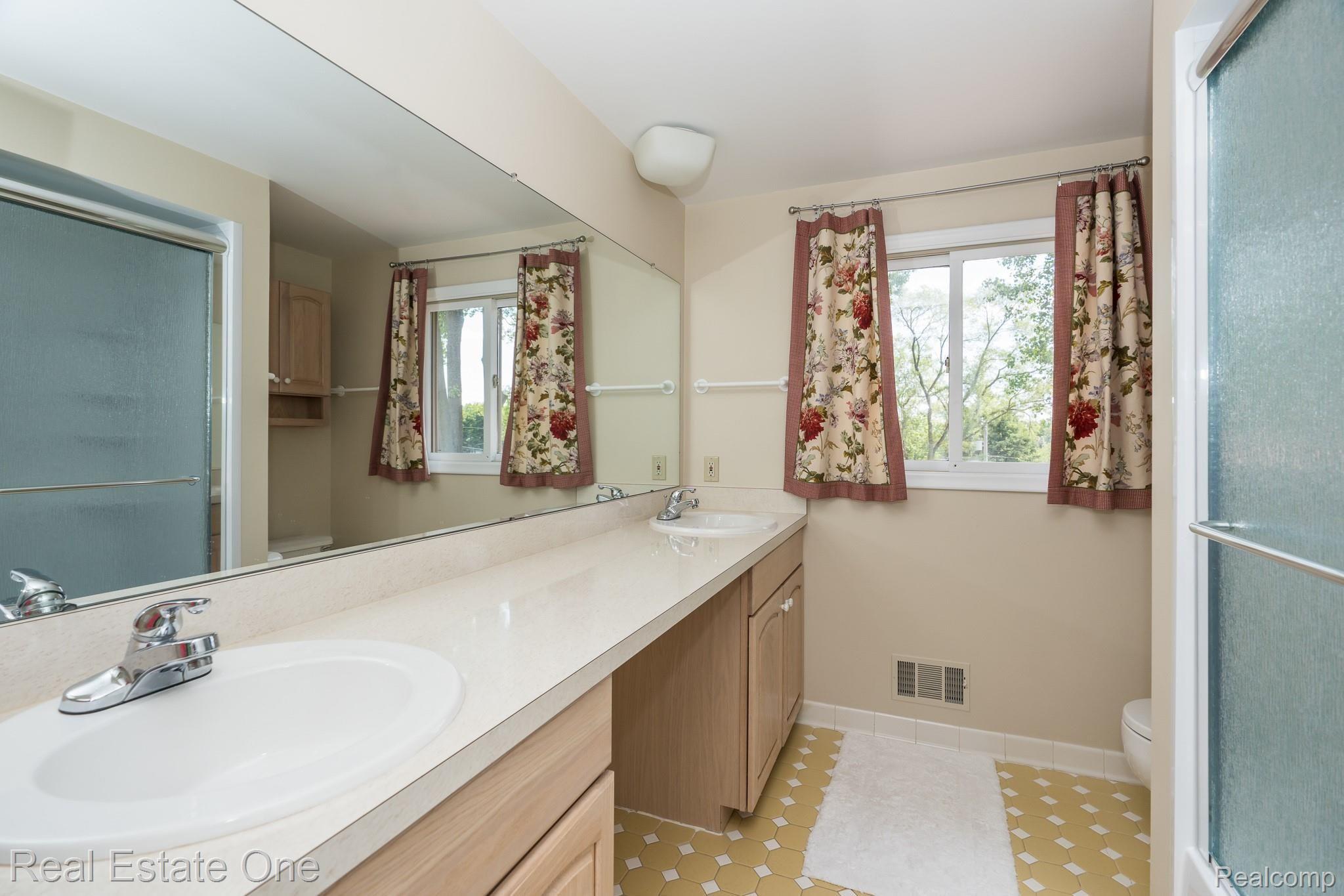 781 Dutton Road Rochester, MI 48306 - Photo 23 of 33 HALL BATH