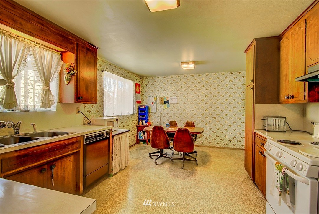 4914 South Roxbury Street Seattle, WA 98118 - Photo 4 of 18