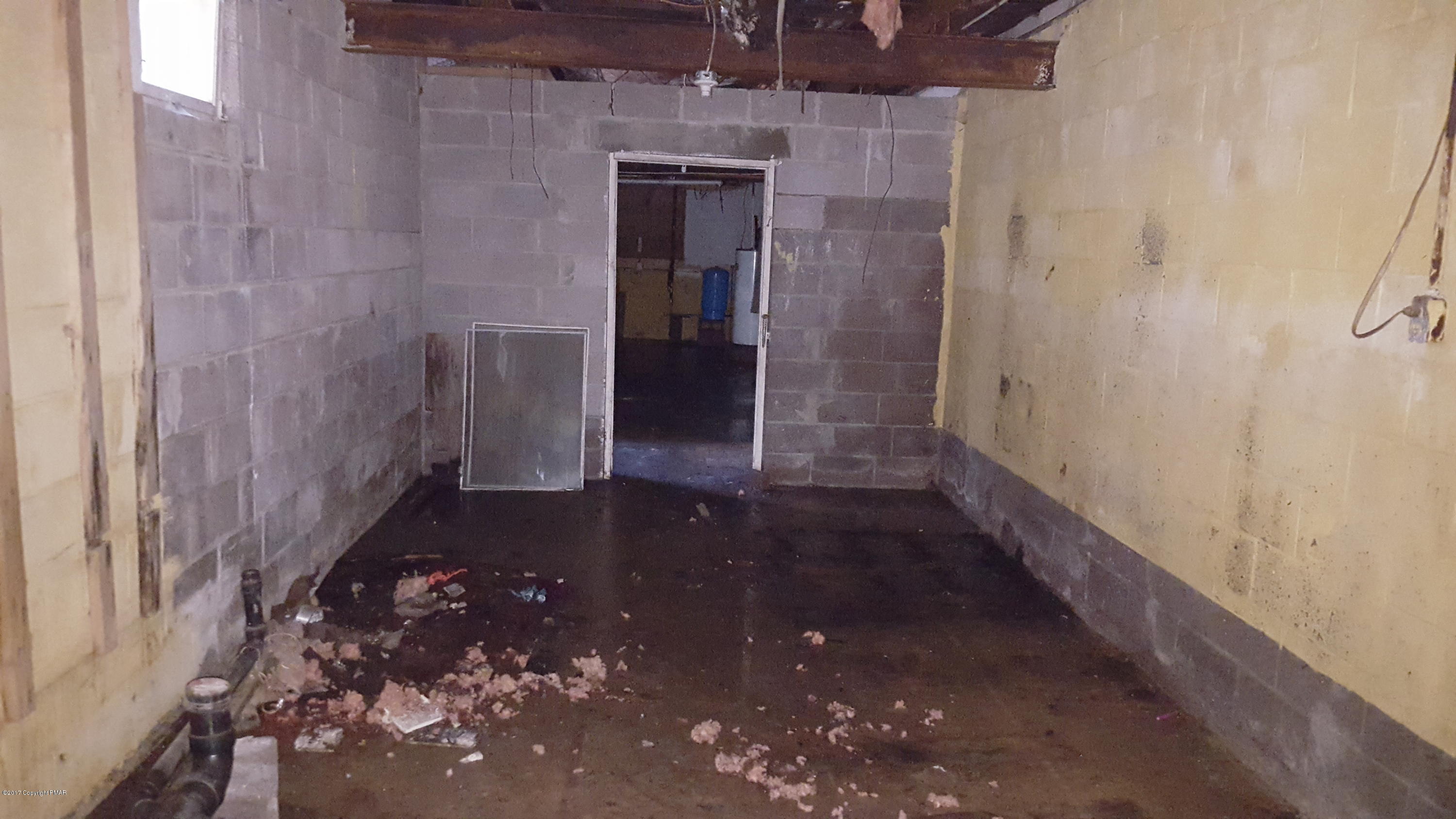 250 Nevin Road Newfoundland, PA 18445 - Photo 30 of 32 a view of a hallway