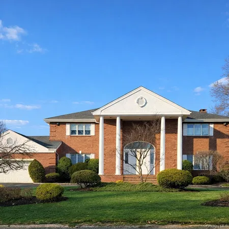 $2,888,000 | 85 Meadow Woods Road, Great Neck, NY 11020