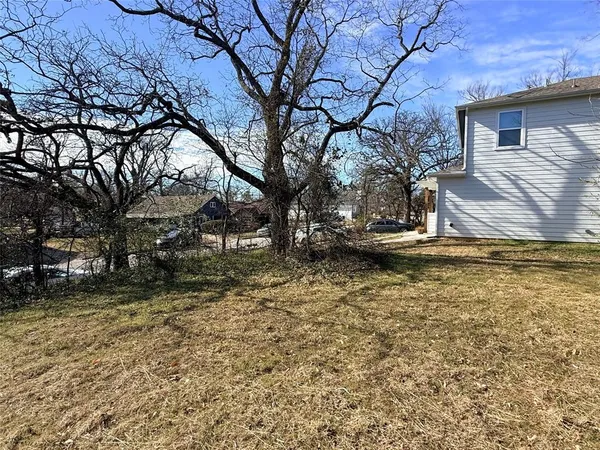 a view of back yard of the house