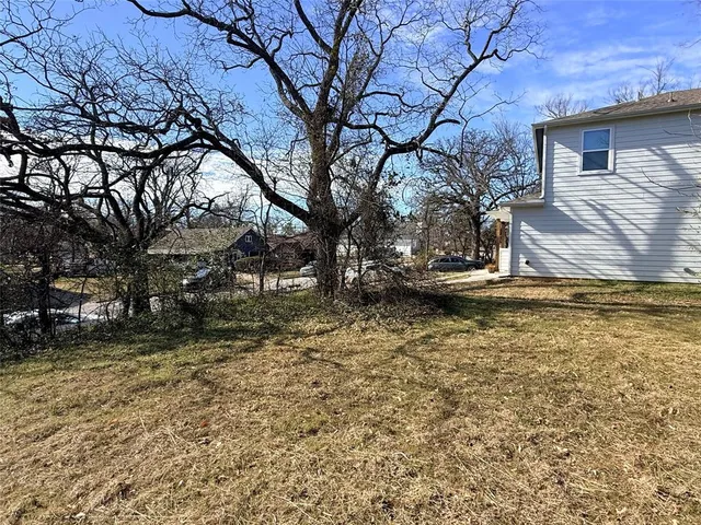a view of back yard of the house