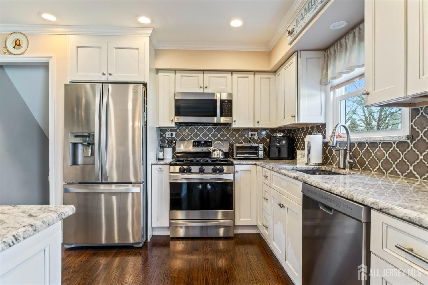 23 Landsdowne Road East Brunswick, NJ 08816 - Photo 6 of 28 Gallery Image 6