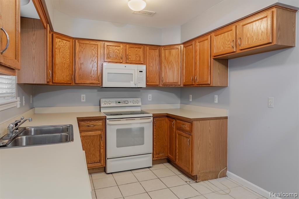 29030 Springstead Street Gibraltar, MI 48173 - Photo 7 of 23