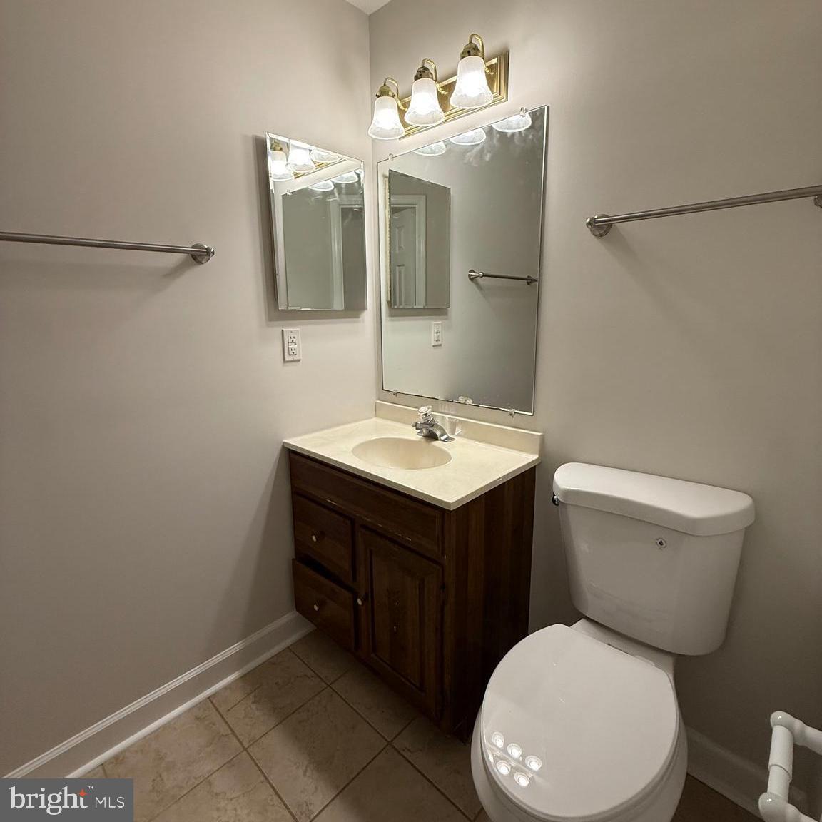 8442 Springfield Oaks Drive Springfield, VA 22153 - Photo 25 of 31 a bathroom with a toilet sink and mirror