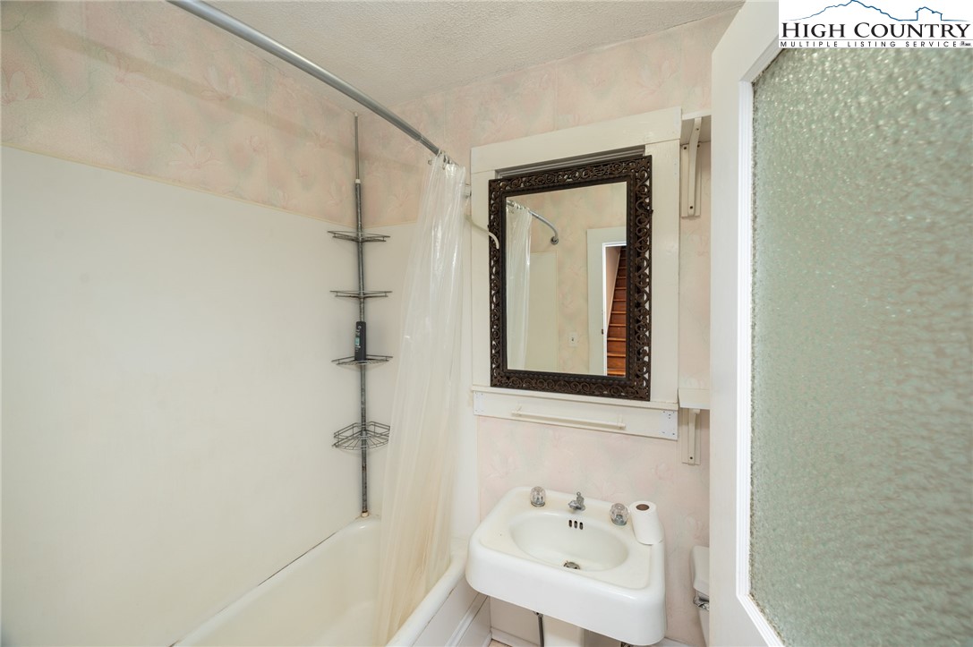 4634 Highway 421 Vilas, NC 28692 - Photo 26 of 28 a bathroom with a bathtub and shower