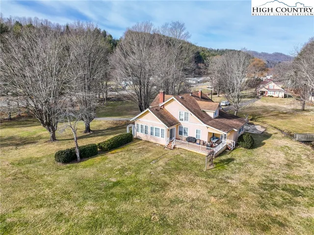 a view of a houses with yard