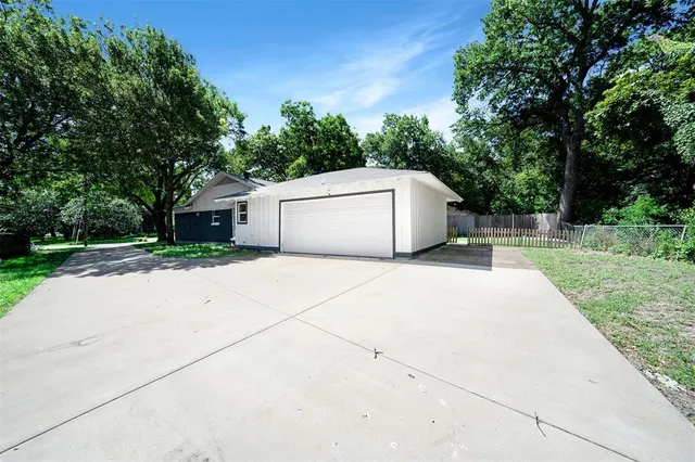 $2,400 | 1029 Ray Andra Drive, DeSoto, TX 75115