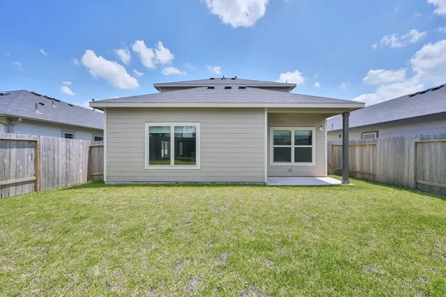 a view of a house with backyard and garden