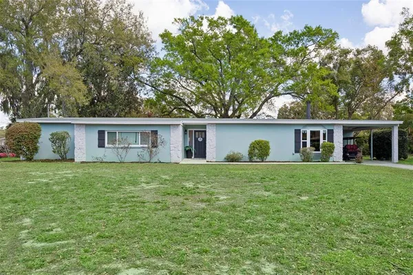 a view of a house with a yard
