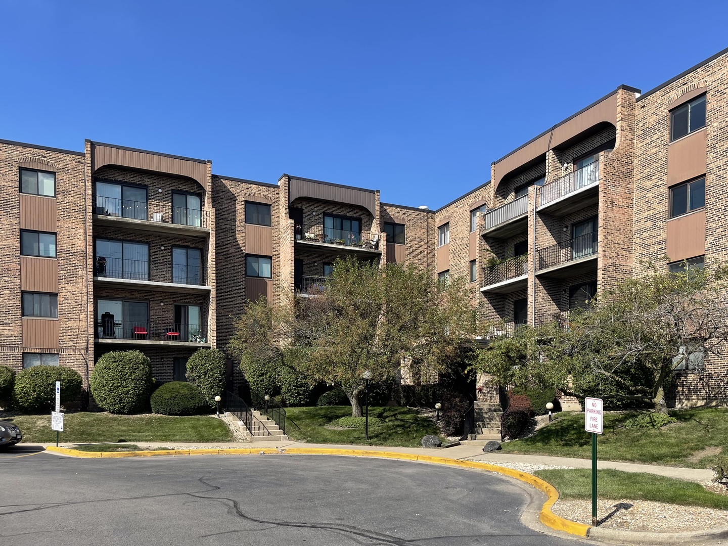 601 West Huntington Commons Road, Unit 302 Mount Prospect, IL 60056 - Photo 1 of 21 Gallery Image 1
