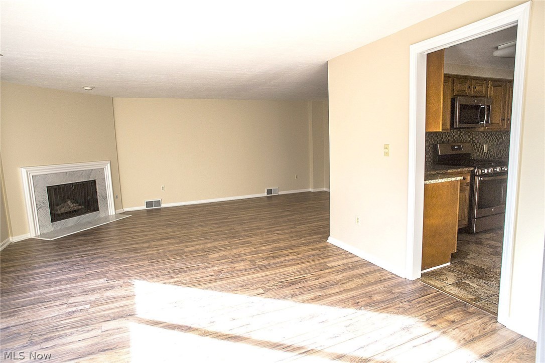 437 Hampton Ridge Drive Akron, OH 44313 - Photo 4 of 35 Gallery Image 4
