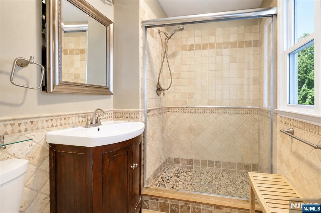 514 Rutland Avenue Teaneck, NJ 07666 - Photo 17 of 40