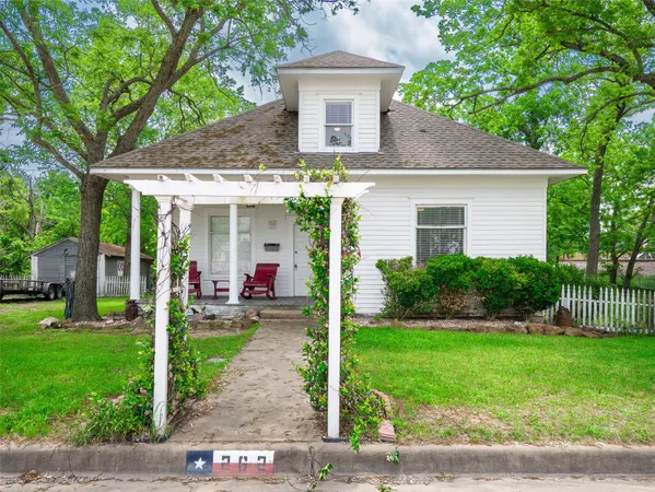 $225,000 | 262 West Richmond Street, Giddings, TX 78942