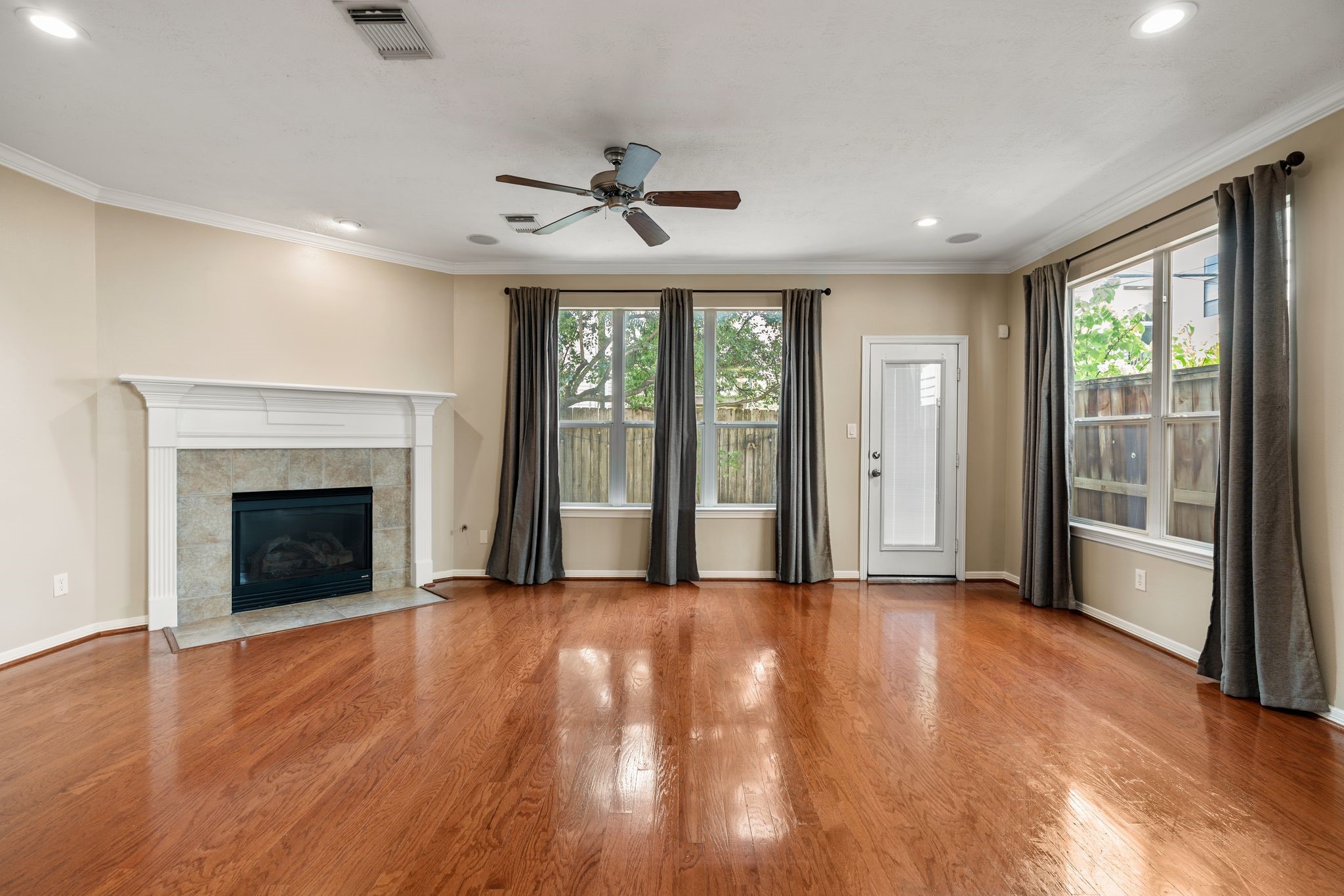 4223 Rose Street Houston, TX 77007 - Photo 8 of 40 Living Room with fireplace