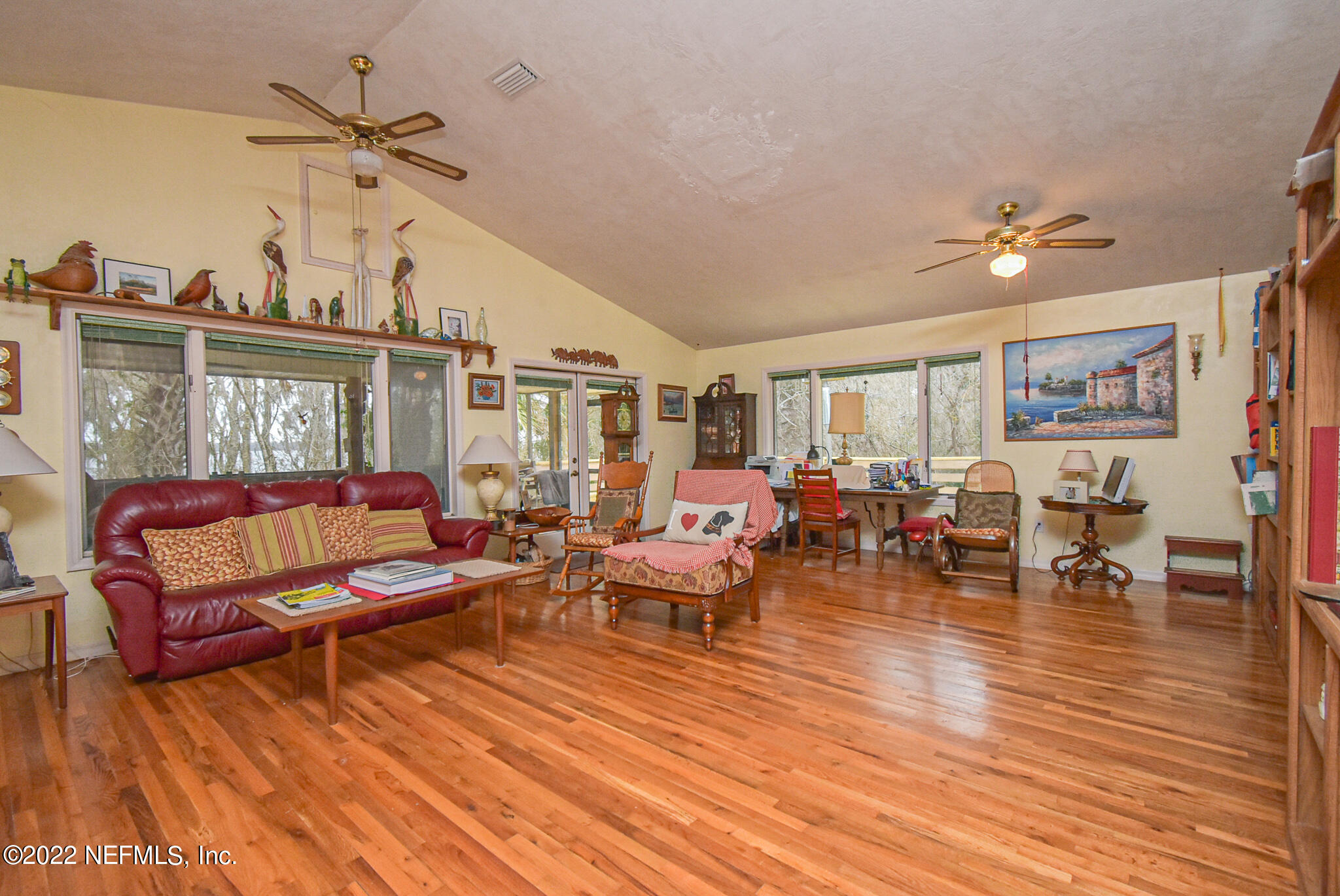 566 Clifton Road Crescent City, FL 32112 - Photo 19 of 41 a living room with furniture and wooden floor