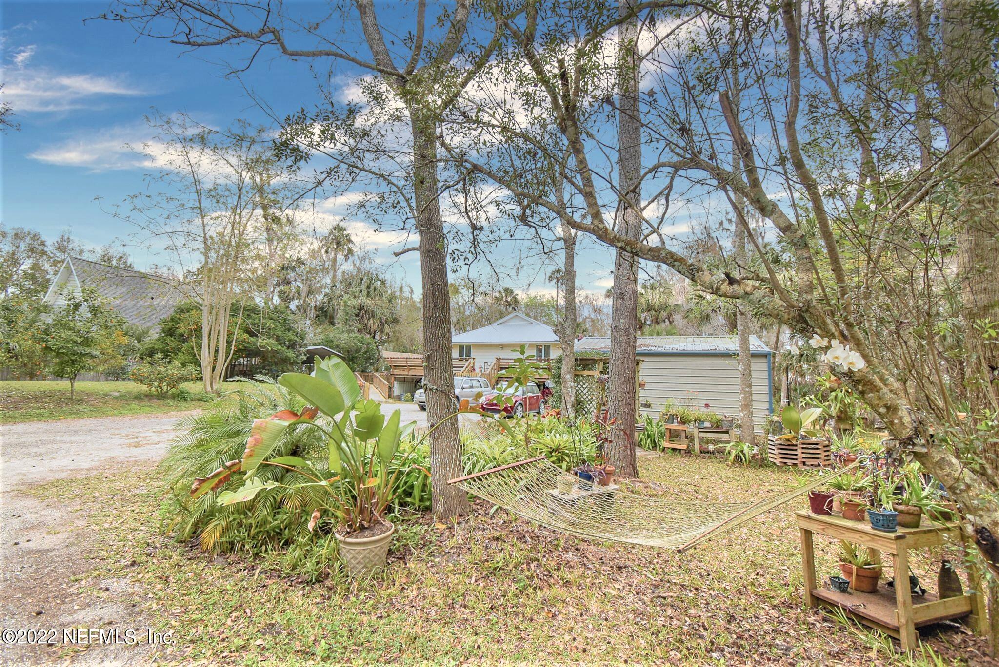 566 Clifton Road Crescent City, FL 32112 - Photo 31 of 41 a backyard of a house with table and chairs